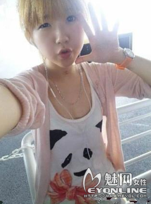 宋伊人被爆校服女神绿茶婊 竖手指抽烟大玩夜店风