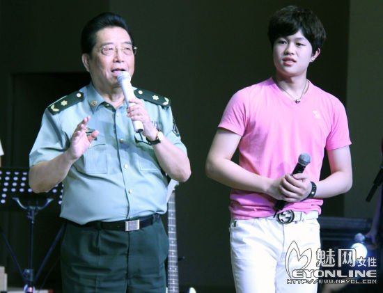 李双江前妻丁英照片曝光 因感情不合分手后娶现任老婆梦鸽