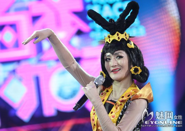 谢娜模仿葫芦娃蛇精 红唇细腰狂扭身躯笑爆全场