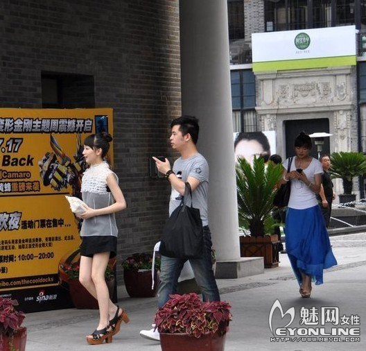 周冬雨透视装出席活动 努力甩开助理疾走避记者